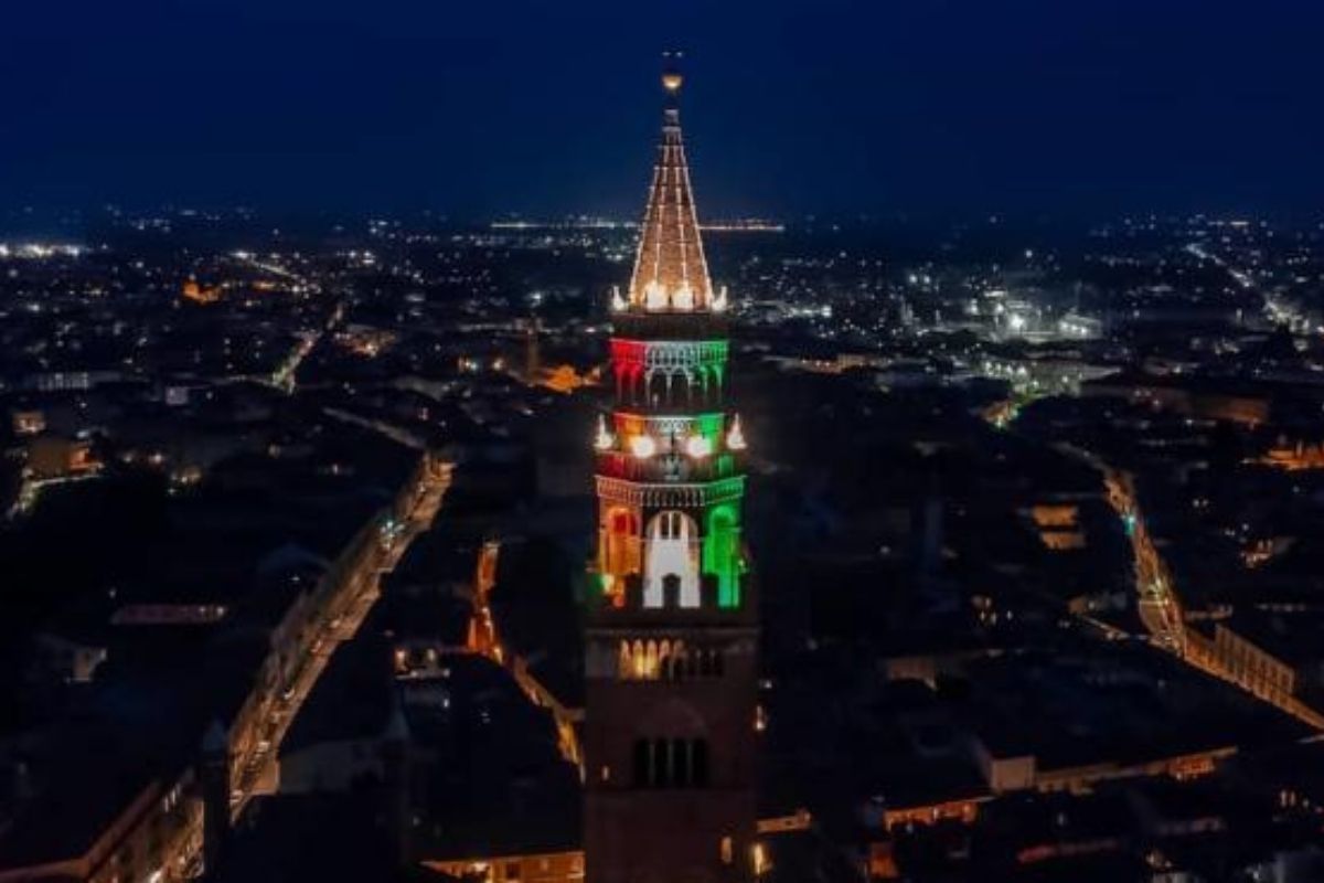 Scorcio di Cremona con il Torrazzo illuminato di sera