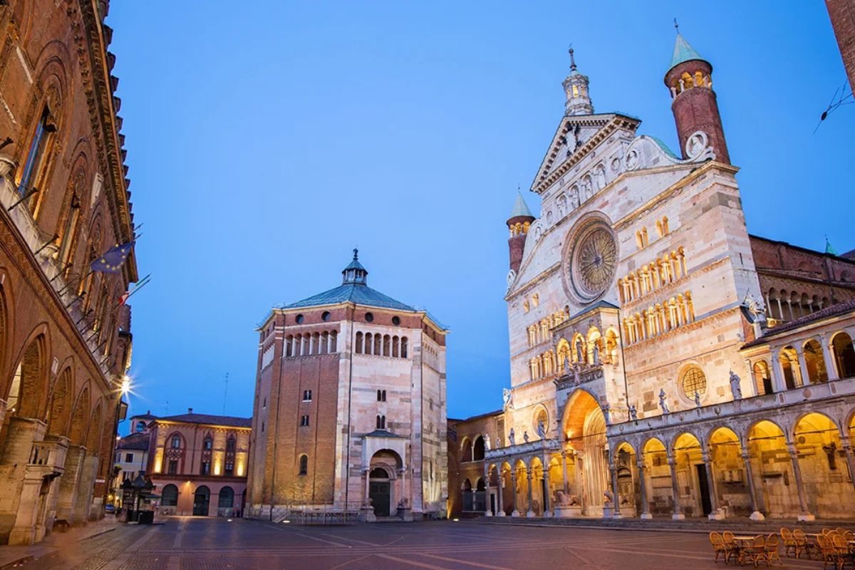 Vista panoramica di Cremona con il Torrazzo e il fiume Po