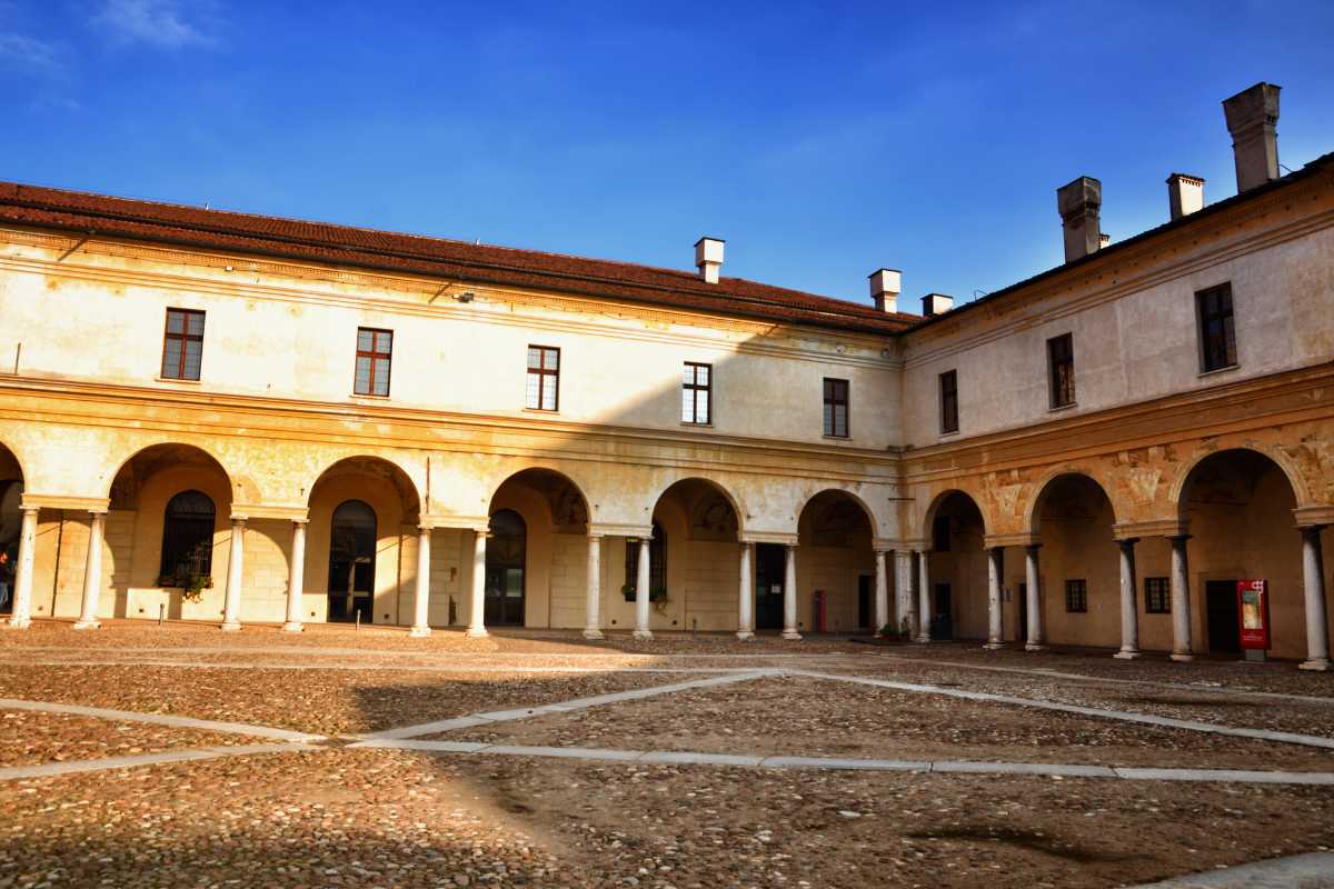Attività sul Lago di Mantova con persone che si divertono in barca
