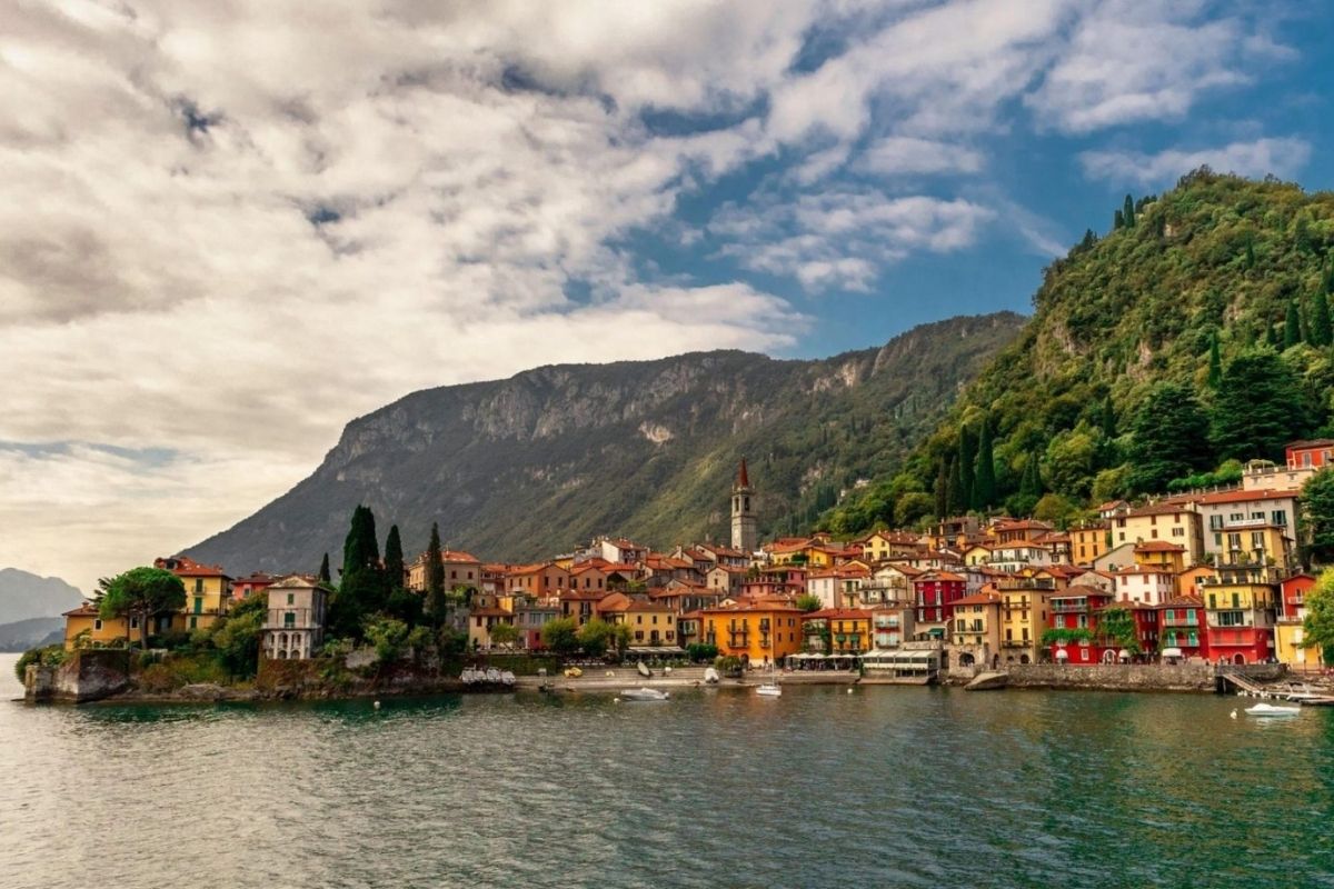 Vista panoramica di Lecco con il Lago di Como sullo sfondo, evidenziando la bellezza naturale della zona