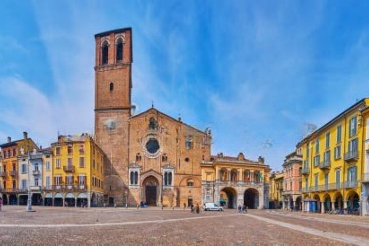 Vista panoramica di Lodi con Piazza della Vittoria e il Tempio dell'Incoronata
