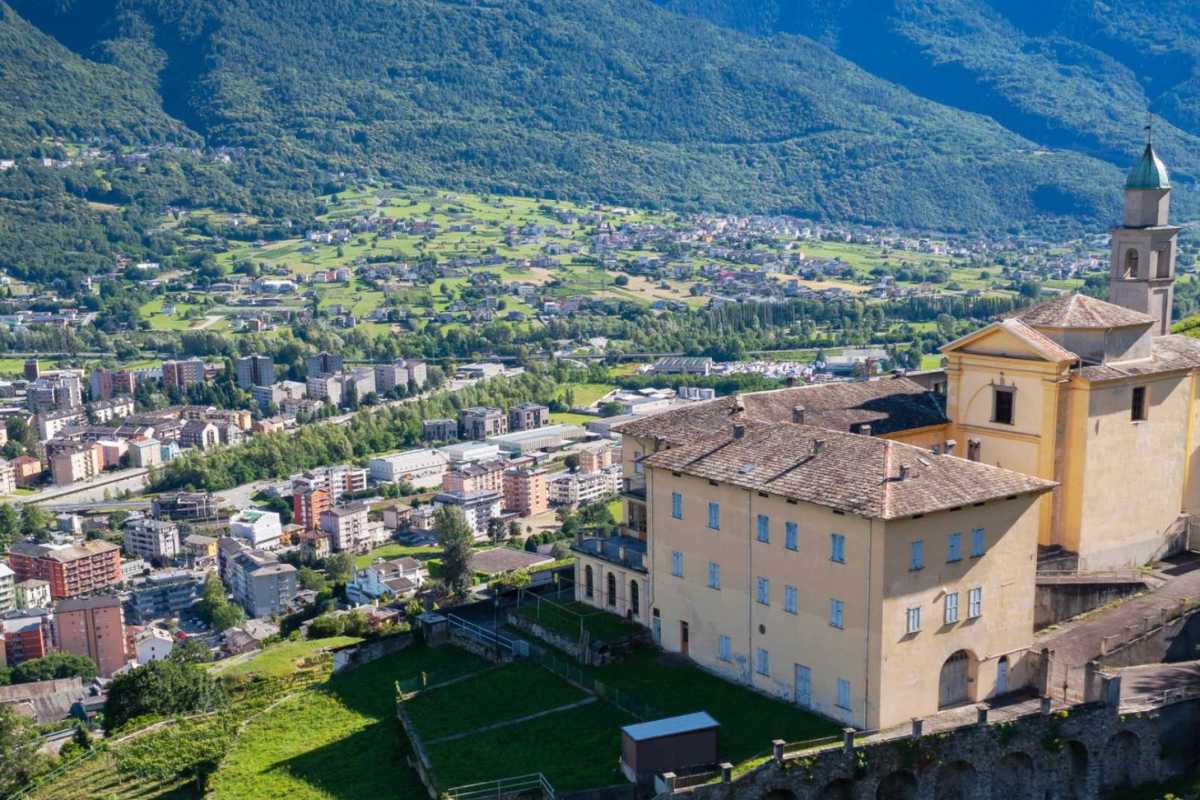Panoramica di Sondrio con i vigneti e le Alpi sullo sfondo