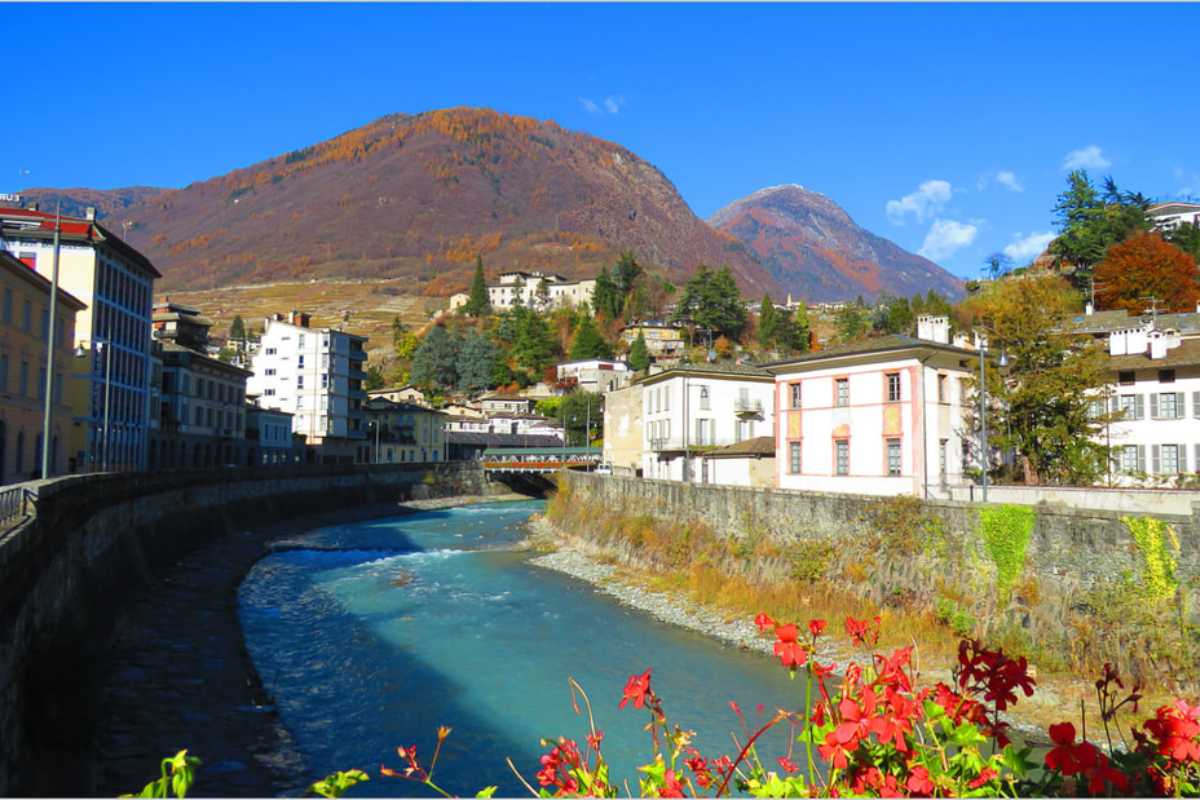 Autobus in partenza da Sondrio con le montagne sullo sfondo
