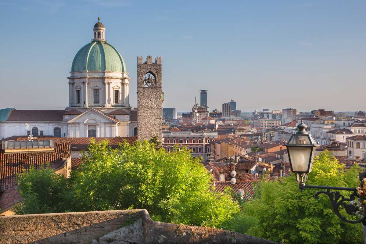Panorama della città di Brescia con il Castello e il Lago di Garda sullo sfondo
