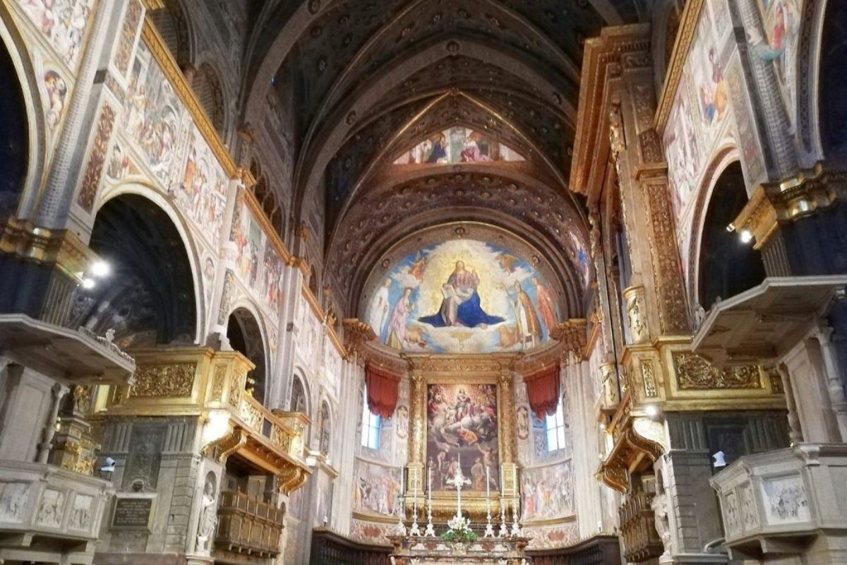 Interno della Cattedrale di Cremona, evidenziando gli affreschi e l'organo monumentale