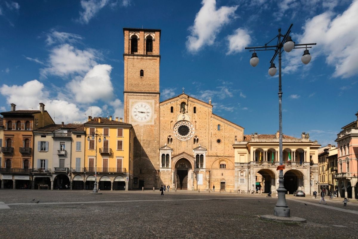 Panorama di Piazza della Vittoria a Lodi, con i suoi portici e architetture storiche