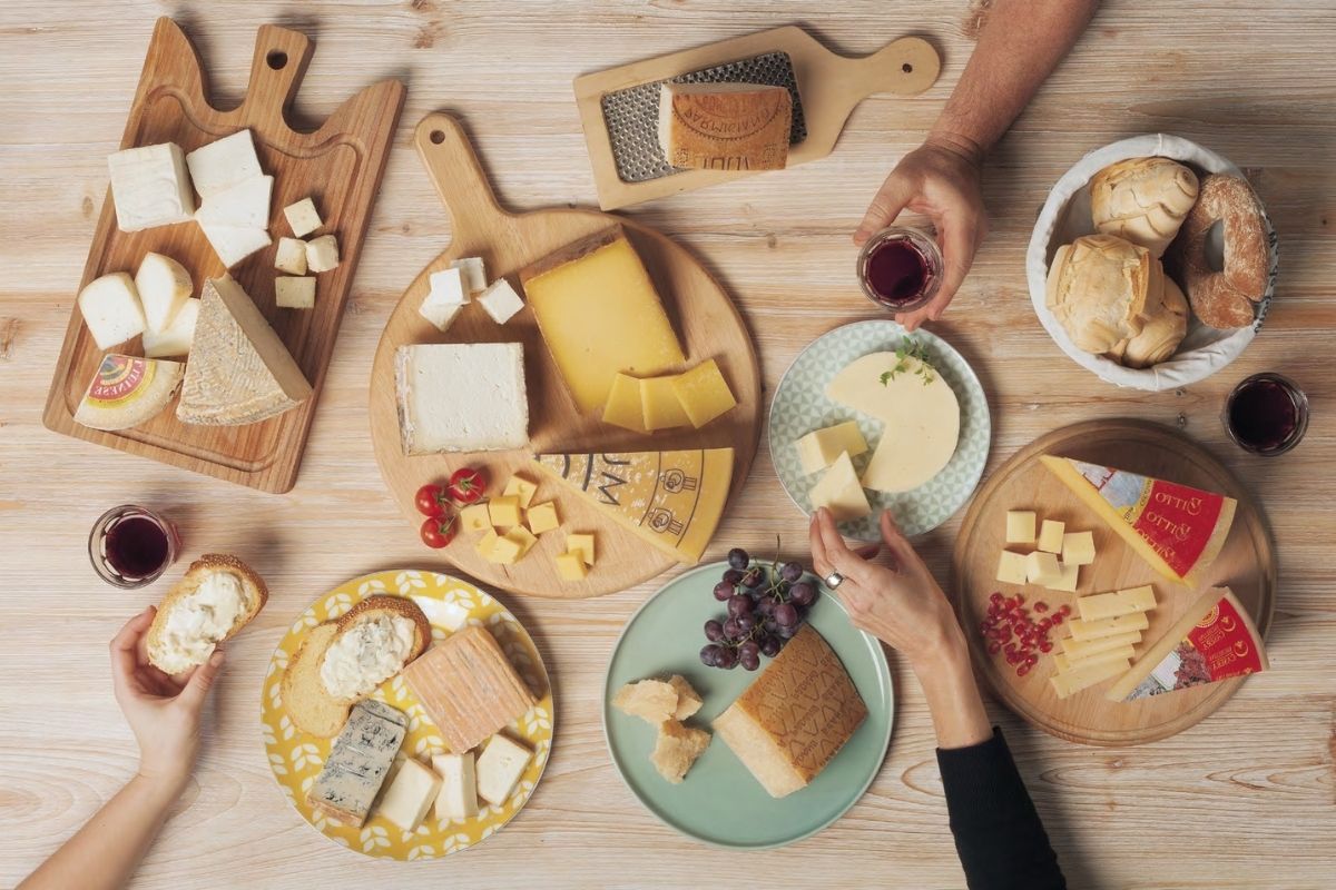 Degustazione dei formaggi DOP della Bassa in un'osteria di Lodi