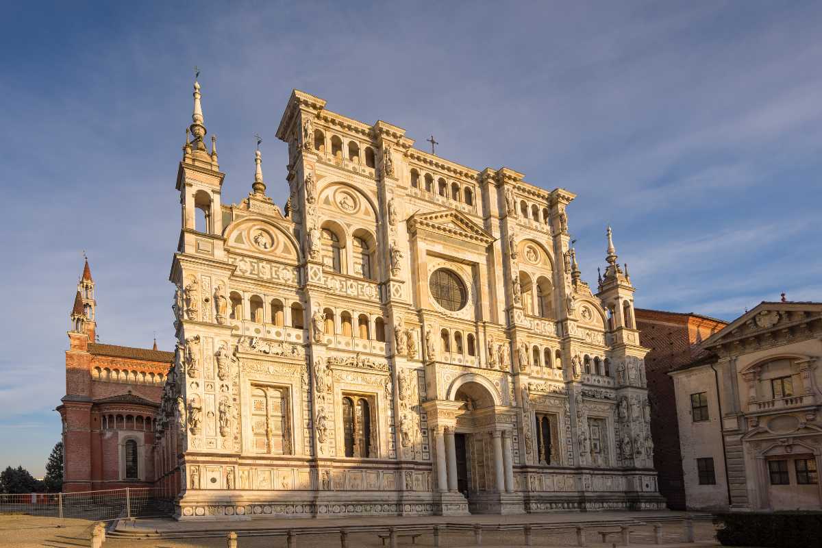 Vista panoramica della Piazza della Vittoria con i caffè e la vita cittadina