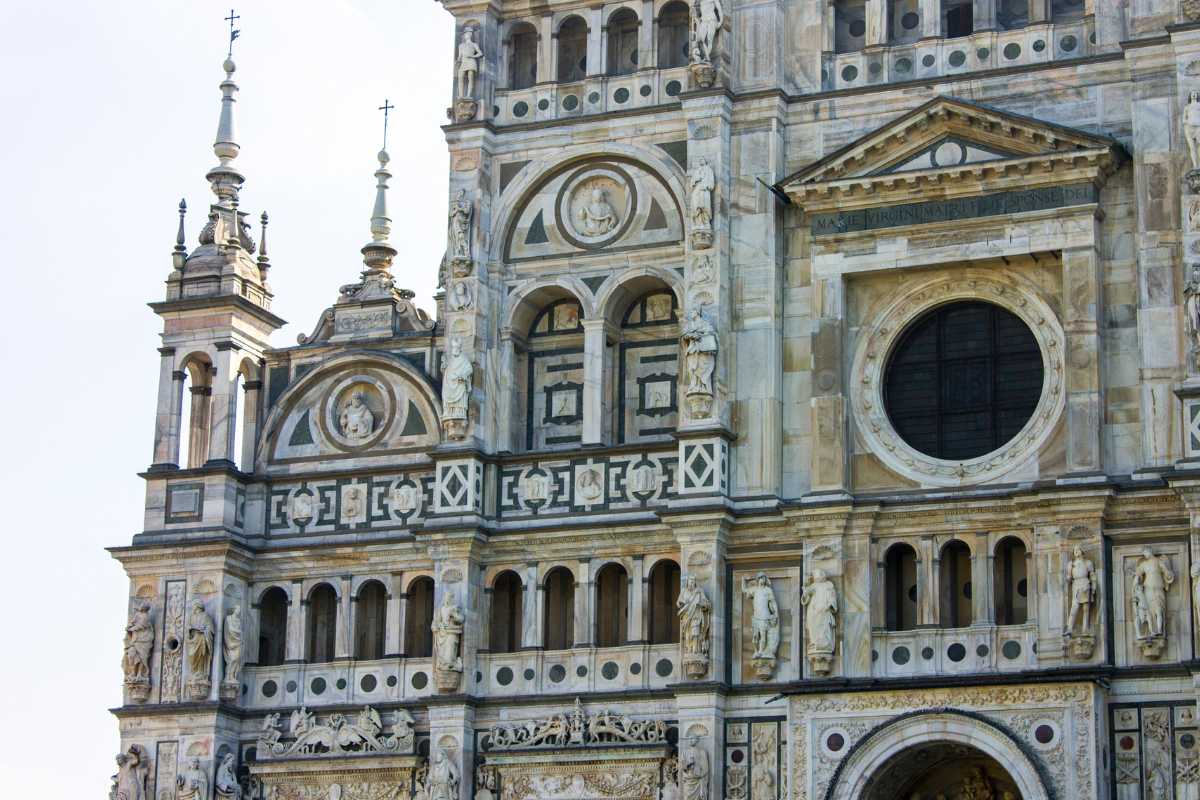 Scorcio della Certosa di Pavia, evidenziando l'architettura gotica e il verde circostante