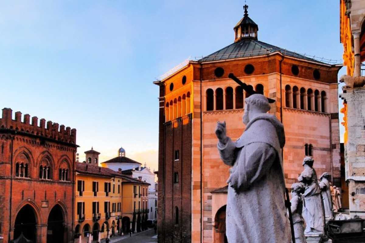Vista panoramica di Cremona con famiglie che si divertono, inclusi i monumenti come il Torrazzo e la piazza centrale
