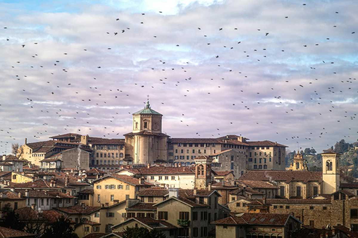 Scorcio di Bergamo Alta con piatti tipici locali