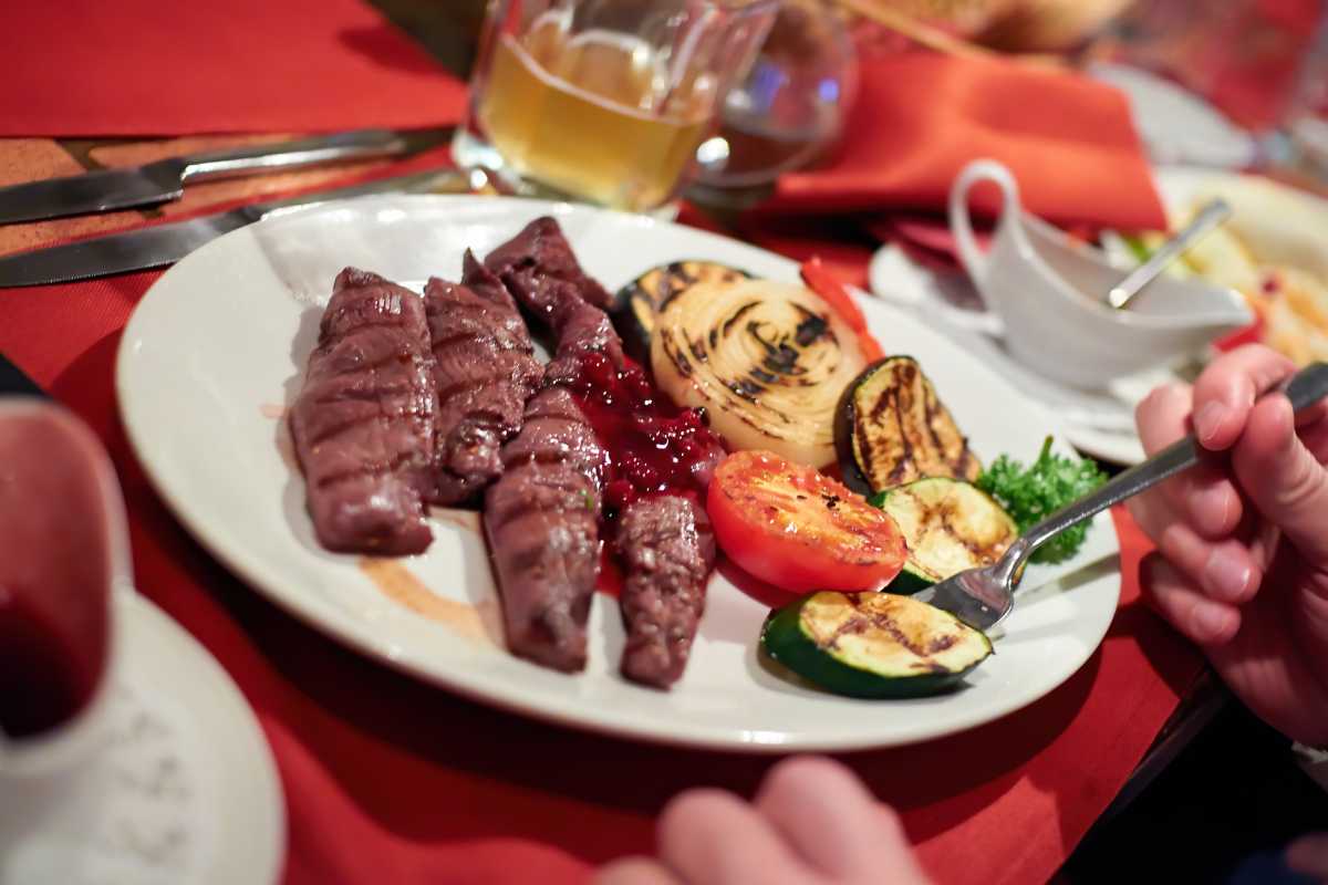 Ambiente di un ristorante tipico a Brescia, includi elementi di convivialità e cibo
