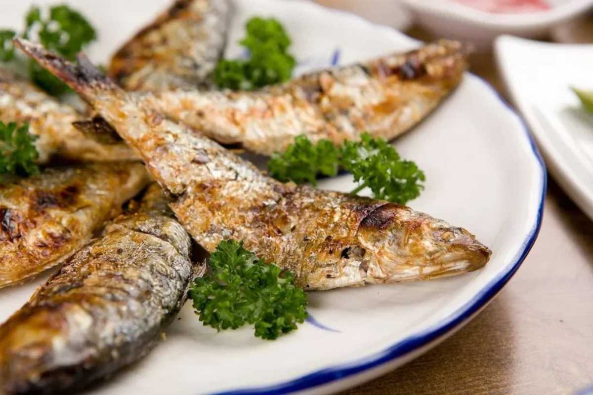 Panorama del lago di Como con ristoranti in vista, per rappresentare la gastronomia locale