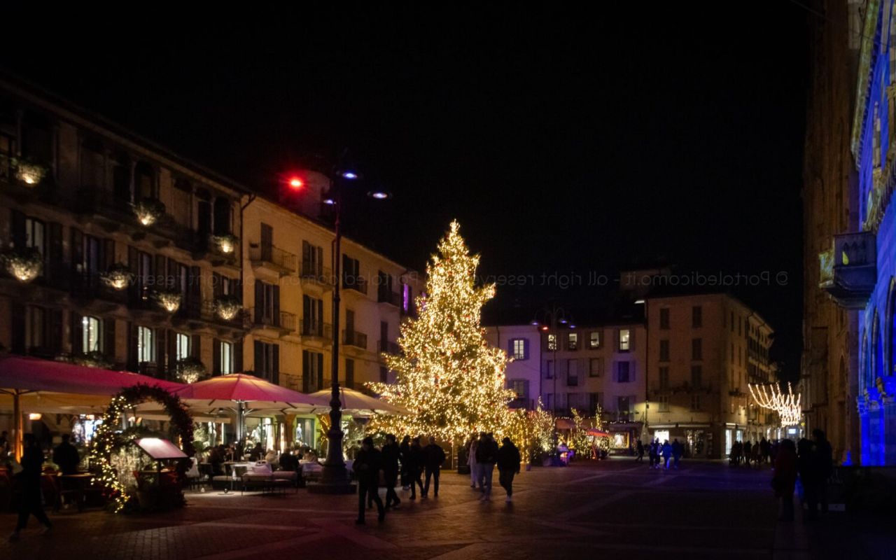 Mercatini di Natale a Como con luci e decorazioni festive