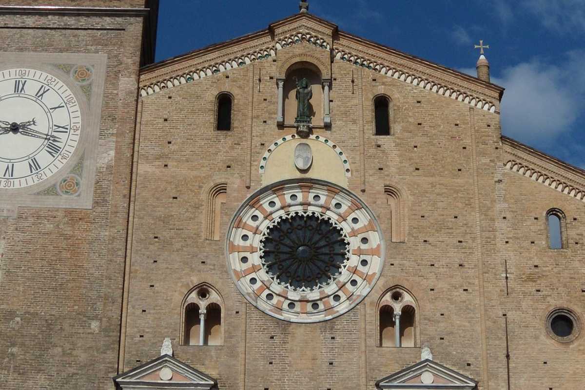 Scorcio di Piazza della Vittoria a Lodi, atmosfere di festa