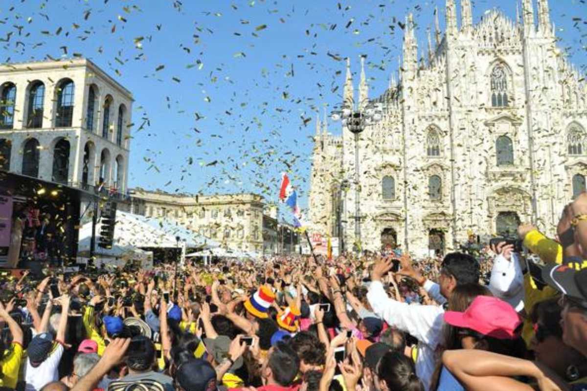 Vista panoramica del Duomo di Milano durante un evento culturale, includi Milano