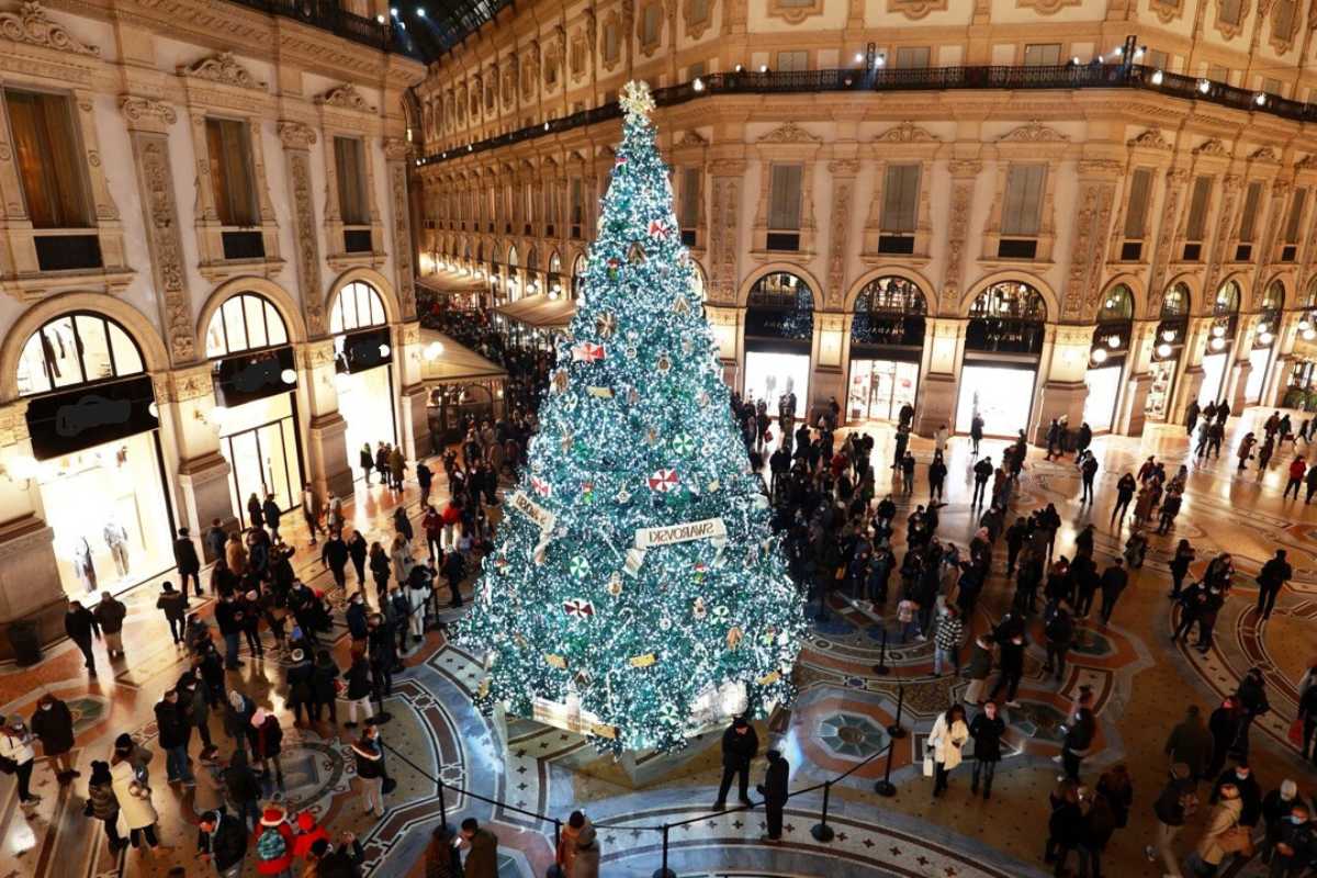 Atmosfera natalizia a Milano con i mercatini di Natale, includi Milano