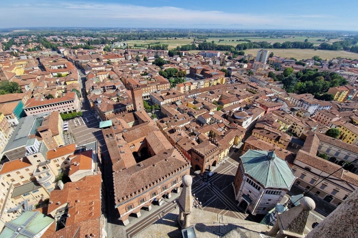 Cremona vista dall'alto con il Torrazzo e le strade storiche, rappresentativa della città.