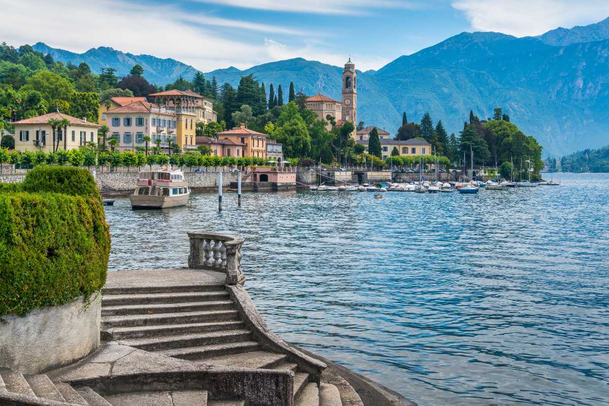 Vista panoramica di Como con le montagne circostanti, includi il lago e le ville liberty.