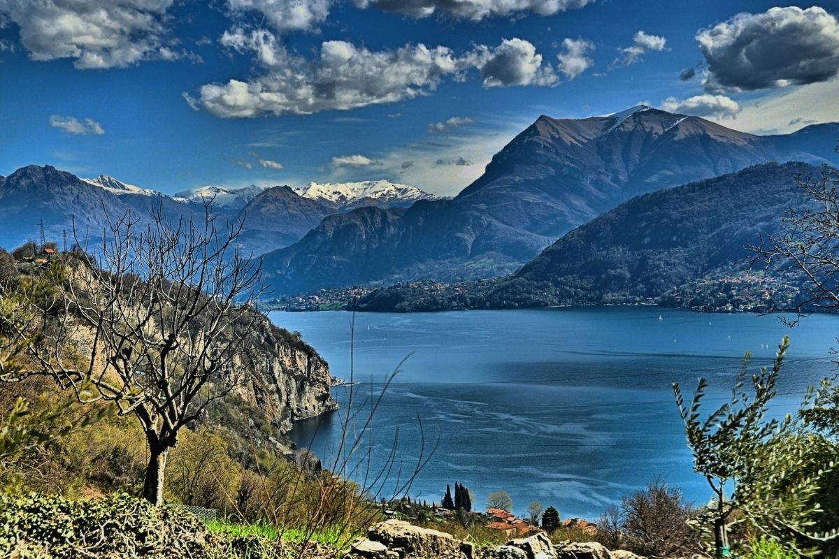 Vista panoramica del Lago di Como con Lecco sullo sfondo