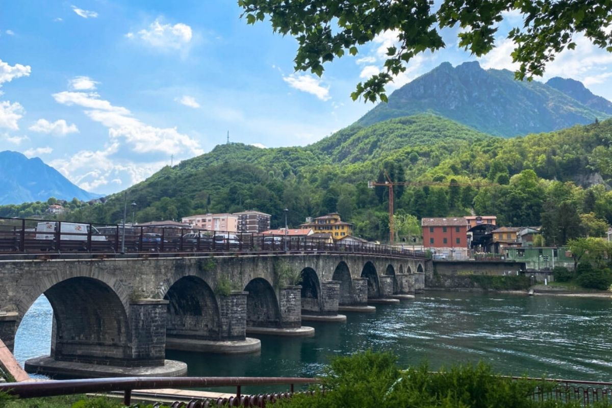 Ponte Azzone Visconti a Lecco con il Lago di Como