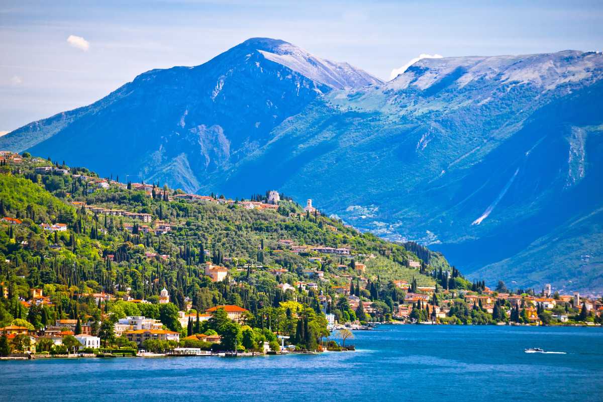 Panorama del Lago di Brescia con spiagge e colline, includi Brescia
