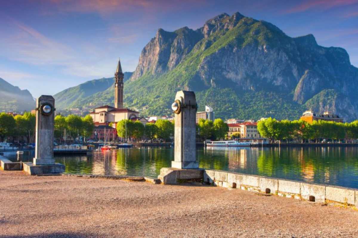 Vista panoramica del Lago di Como, Lecco, famiglie che si divertono in spiaggia