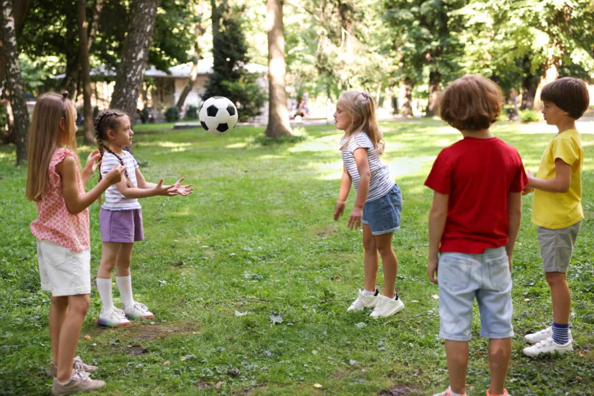 Bambini che giocano in un parco a Como