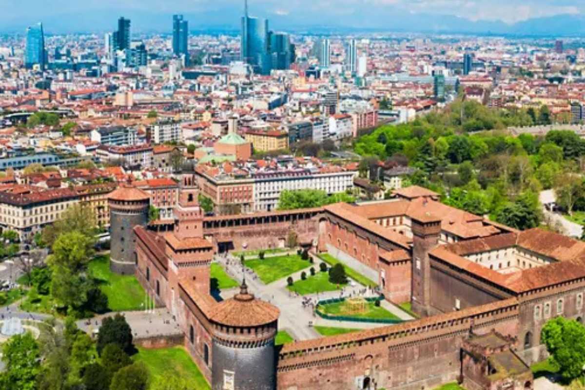 Bambini che giocano nei giardini pubblici di Lodi, con vista su monumenti