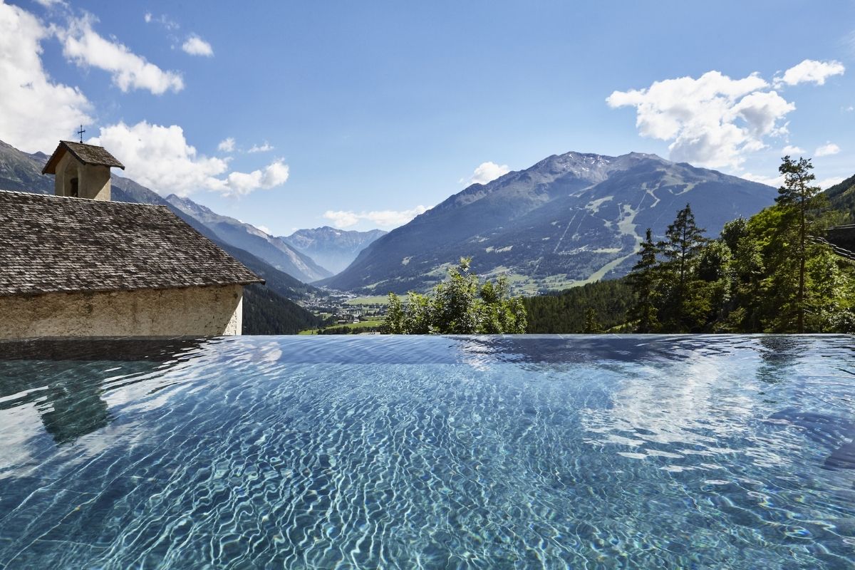 Vista delle terme di Bormio circondate dalle montagne