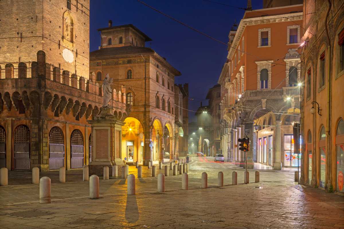 Vista notturna di Brescia illuminata, con il Castello in primo piano