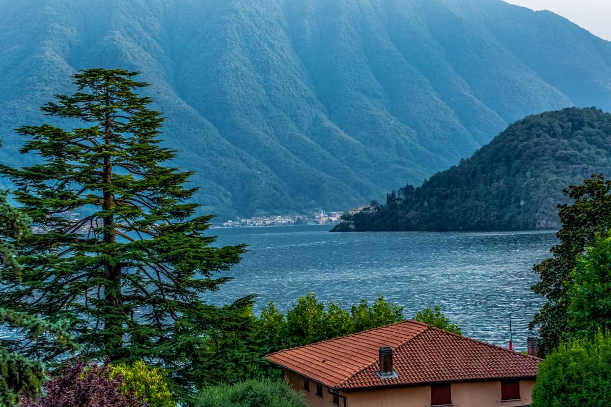 Vista panoramica di Como e il lago, con le ville liberty in evidenza