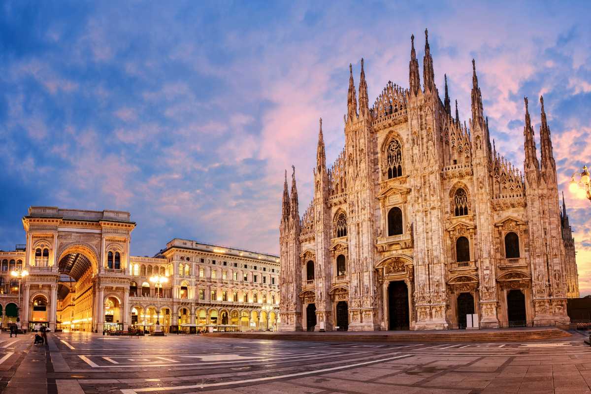 Vista panoramica del Duomo di Milano con una folla di turisti