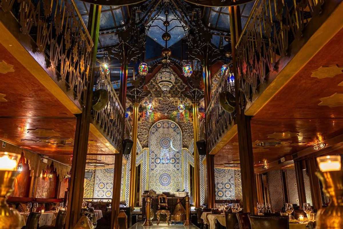 Un piatto tipico milanese servito in una trattoria accogliente