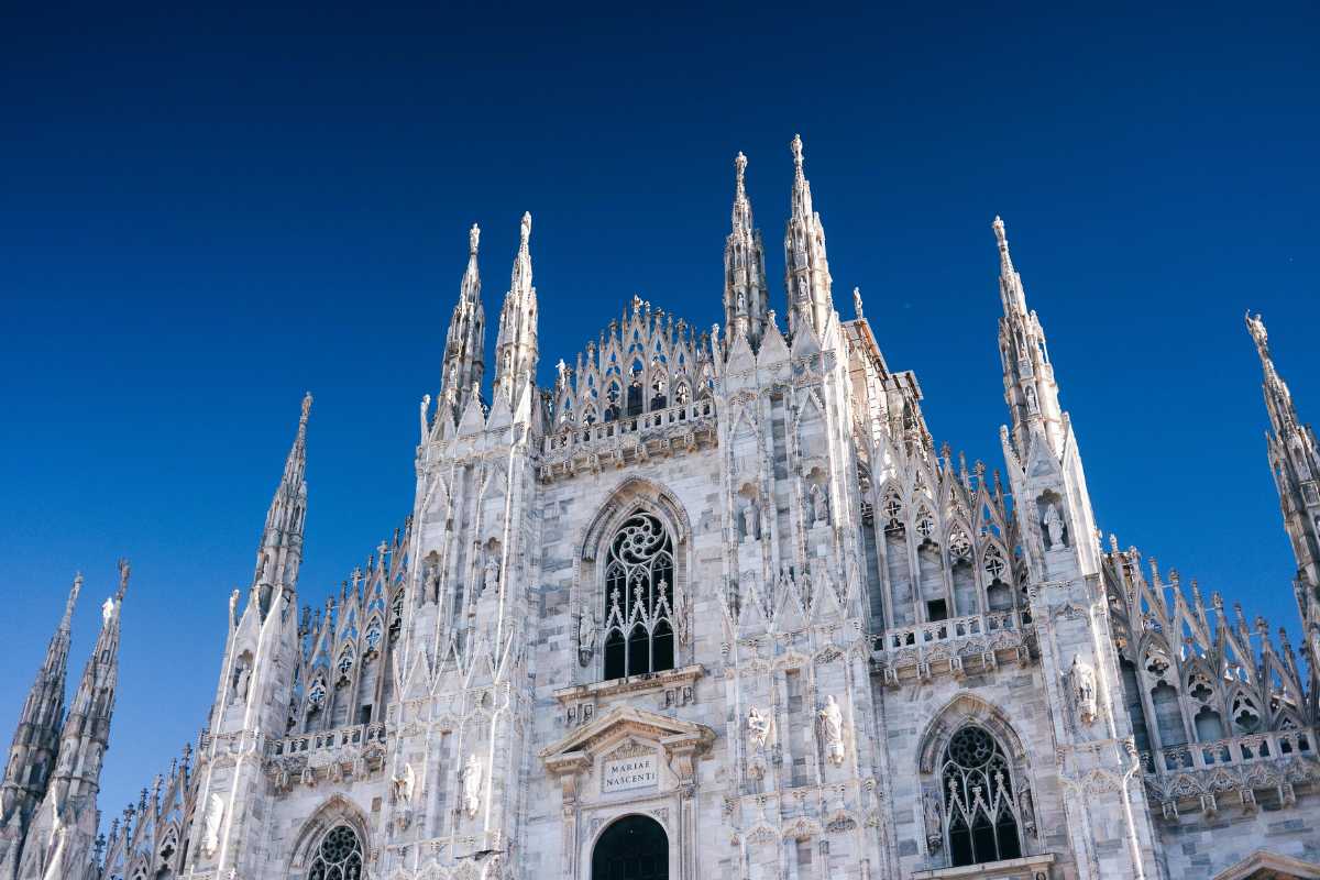 Vista panoramica del Duomo di Milano in una giornata soleggiata