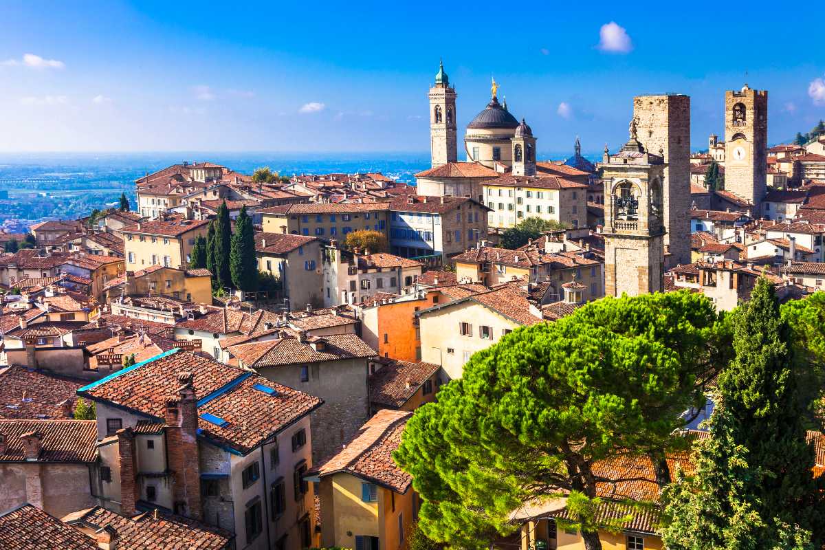 Vista panoramica della Città Alta di Bergamo, con le sue mura veneziane e il paesaggio circostante