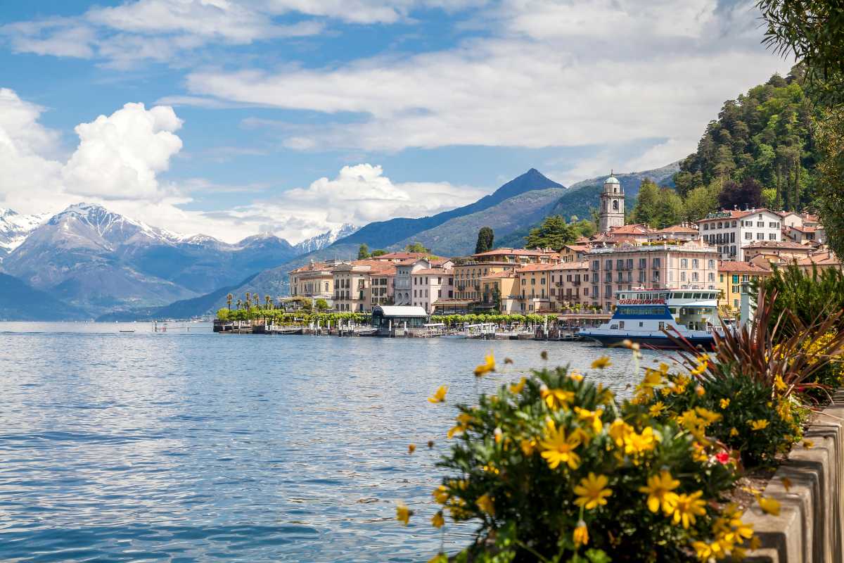 Vista panoramica di Como con il lago e le ville liberty sullo sfondo
