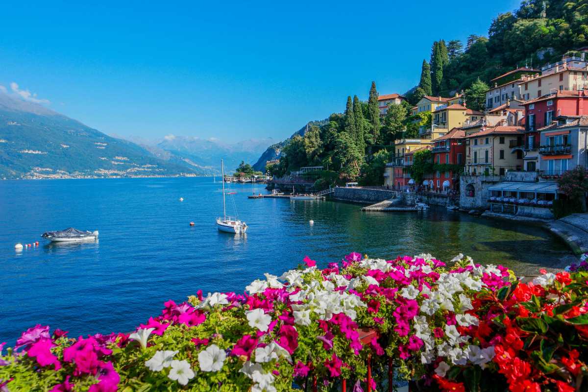 Passeggiata lungo il lungolago di Como con vista sulle montagne