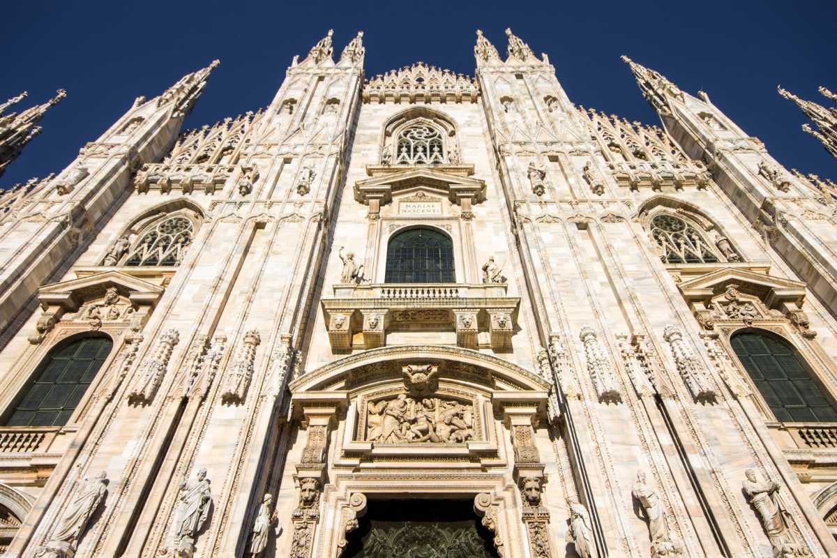 Vista panoramica di Milano con il Duomo e i Navigli, evidenziare l'architettura e la vita cittadina